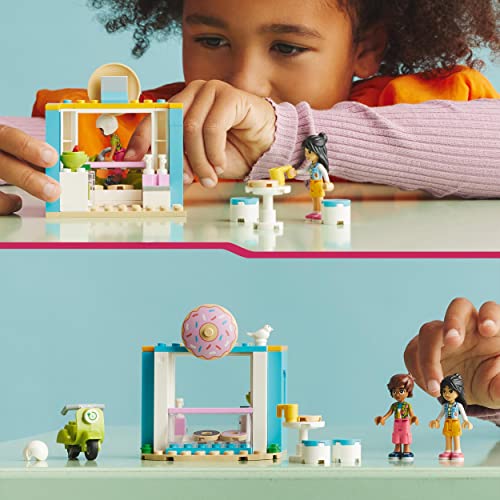 LEGO 41723 Friends Negozio di Ciambelle, Giochi per Bambine e Bambini dai 4 Anni in su con Mini Bamboline Liann e Leo e Scooter, Personaggi Serie 2023